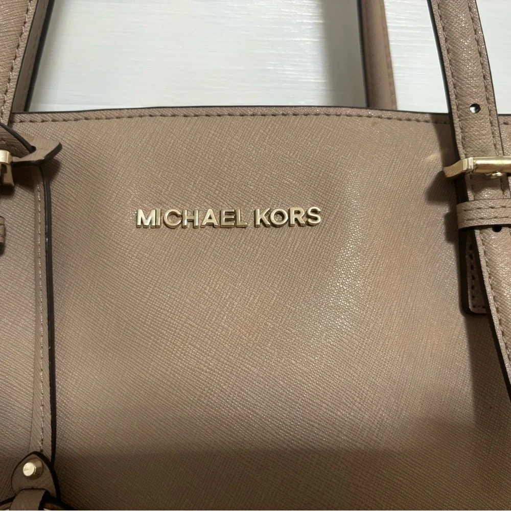 Michael Kors Jet Set Tote – Tan Saffiano Leather – Authenticated – Gold Hardware